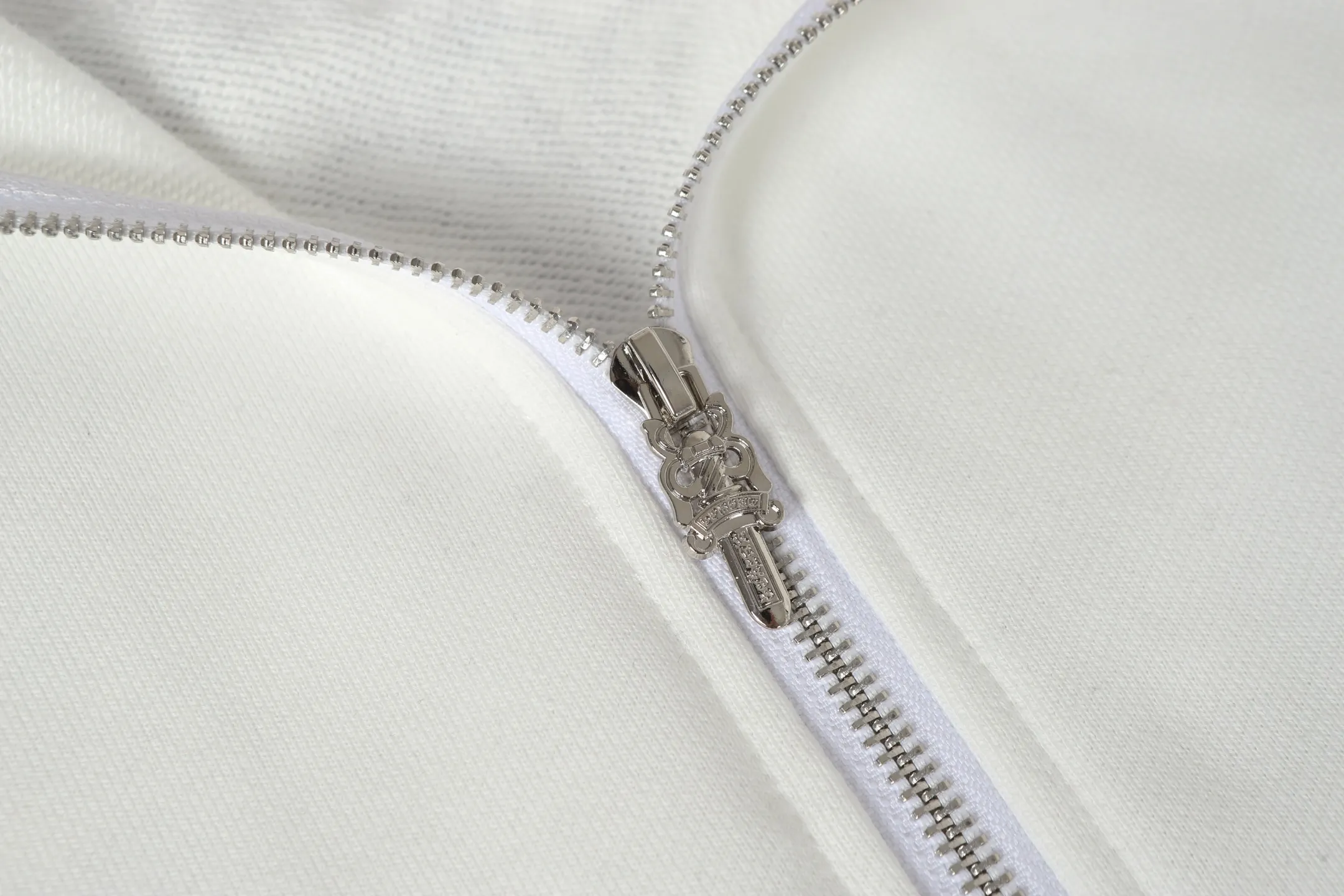 Q8—P230 -Chrome Hearts/Chrome Hearts printed zipper sweatshirt cardigan jacket -420 grams of high-density, high-quality wool, soft, delicate and skin-friendly, soft and silky to the touch, warm and skin-friendly -The hardware zipper accessories are all customized and full of details -Colour: black white -Size: S M L XL